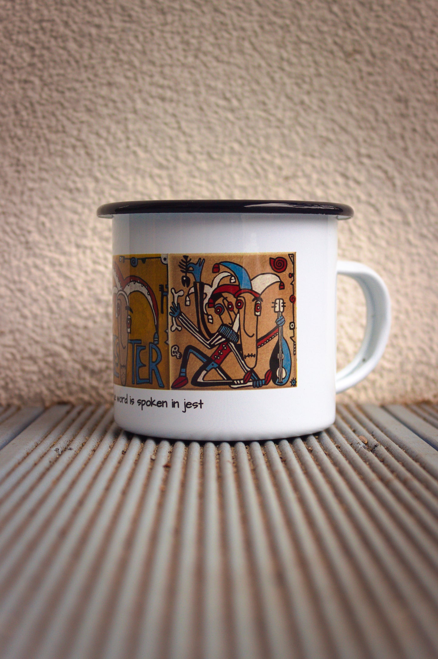 Stalowy kubek podróżniczy z czarnym rantem i grafiką inspirowaną tradycyjnym malarstwem na kafle, widok z prawej strony.