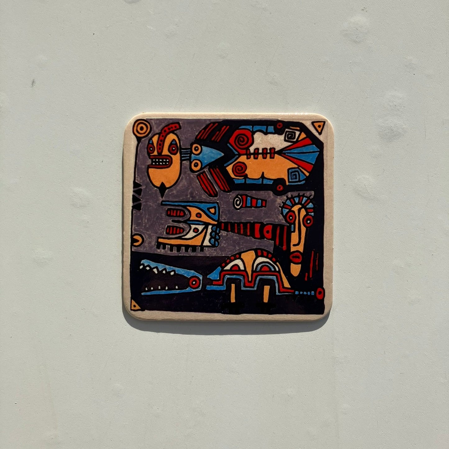 kwadratowa podkladka pod kubek z abstrakcyjnym designem na szarym tle