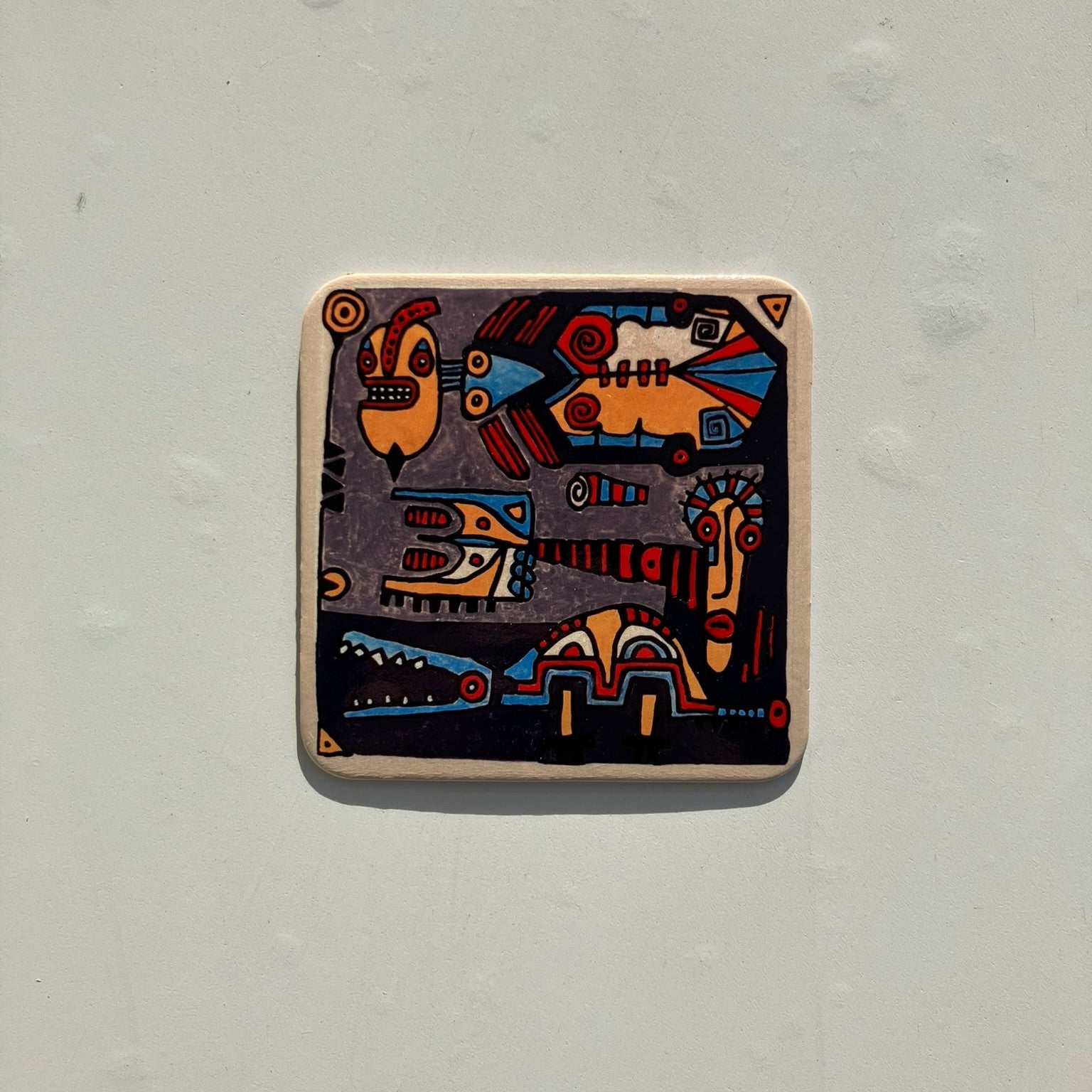 kwadratowa podkladka pod kubek z abstrakcyjnym designem na szarym tle