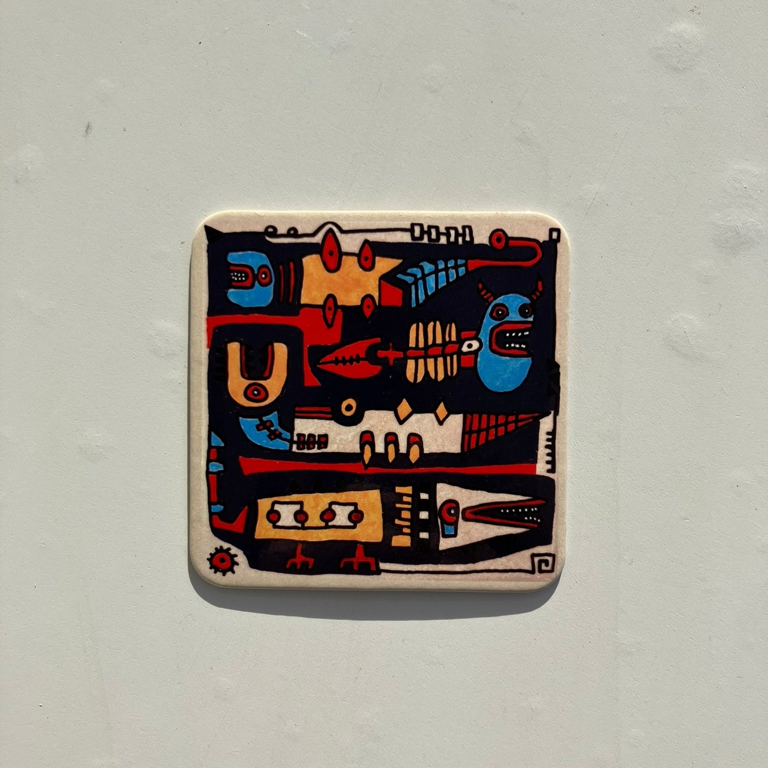 korkowa podkładka pod kubek z abstrakcyjną grafiką na szarym tle