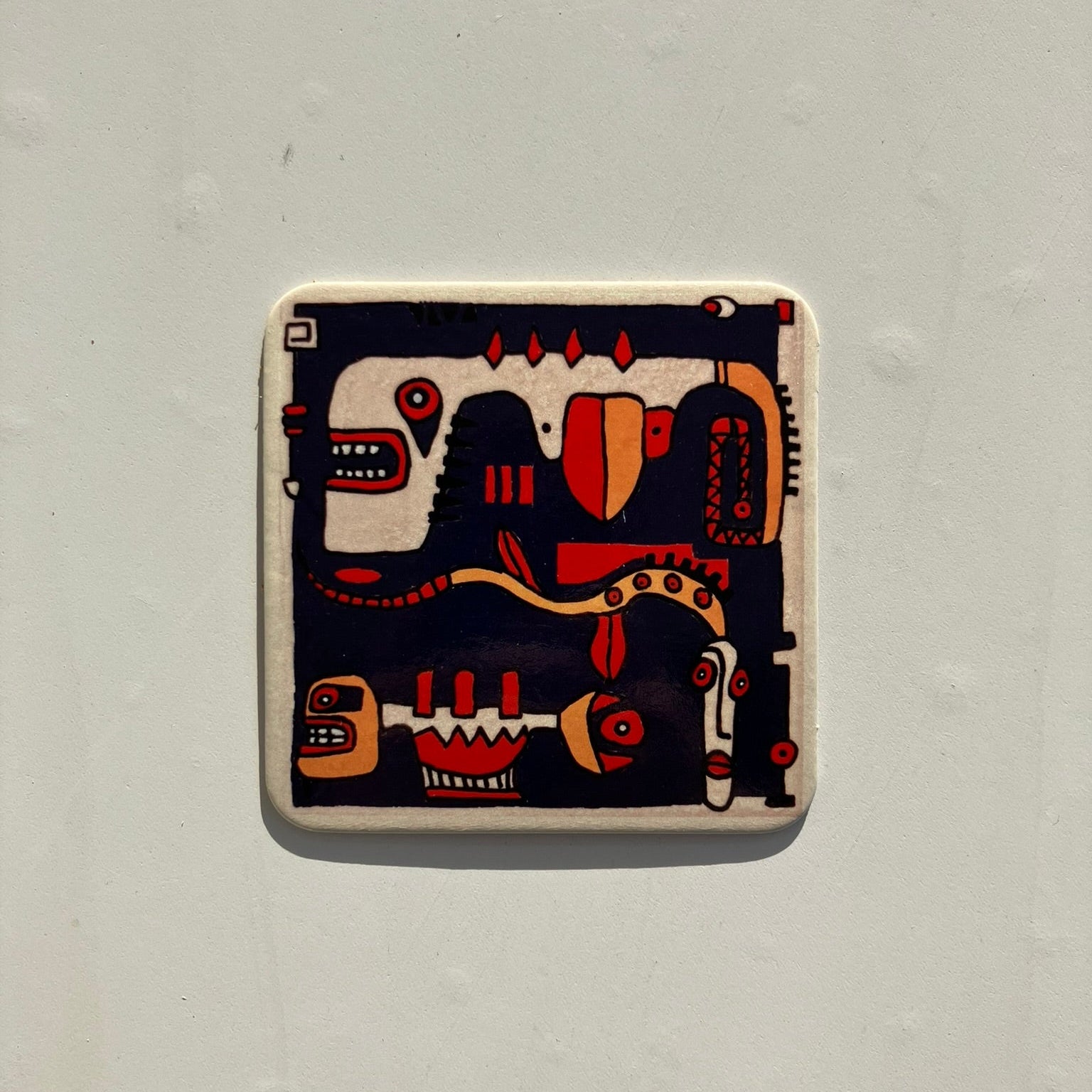 korkowa podkładka pod kubek z grafiką o abstrakcyjno-głębinowej tematyce 